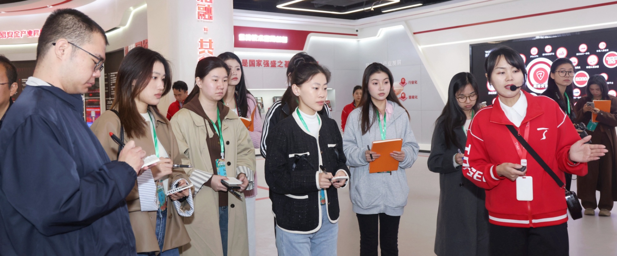 “青春華章·我們的回答”網絡大思政課——2025全國大學生社會實踐團湖北行